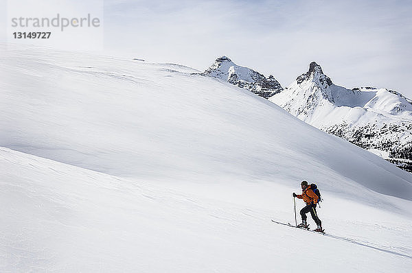 Mann beim Skifahren auf dem Parker Ridge  Banff National Park  Alberta  Kanada