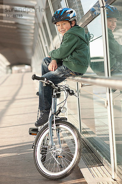 Junge auf dem Fahrrad in einem Tunnel in der Stadt