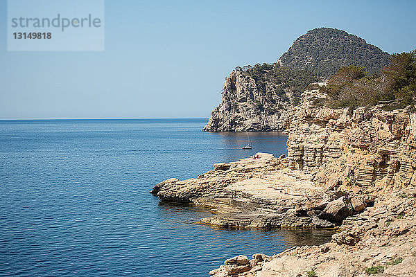 Blick auf Klippen und felsige Küste  Ibiza  Spanien