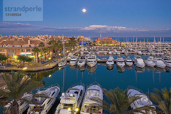 Hafen von Sotogrande in der Abenddämmerung