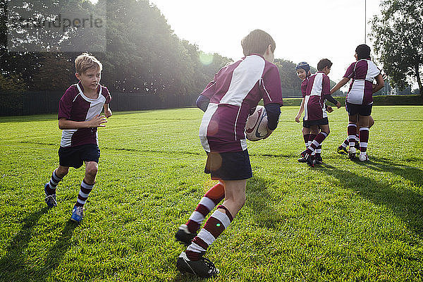 Rugby-Team für Schulkinder beim Training