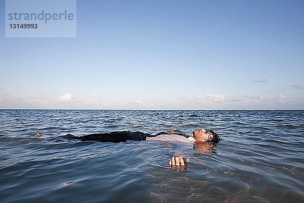 Geschäftsmann schwimmt im Meer