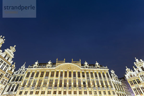 Tiefblick auf La Maison des Ducs de Brabant  Grand Place bei Nacht  Brüssel  Belgien