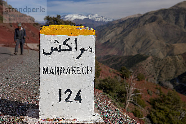 Nahaufnahme des Meilensteins von Marrakesch auf einer Landstraße  Atlasgebirge  Marokko