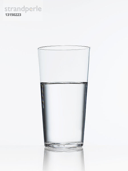 Studioaufnahme eines Glases mit Wasser