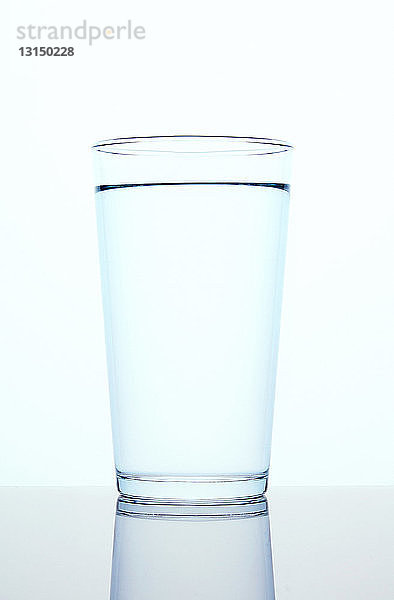 Ein volles Glas Wasser