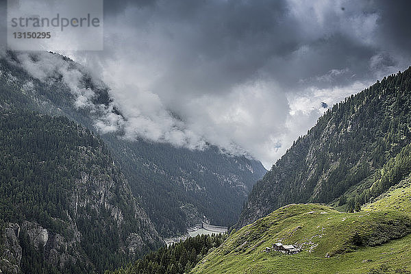 Blick auf Berge und Aletschgletscher in der Ferne  Wallis  Schweiz