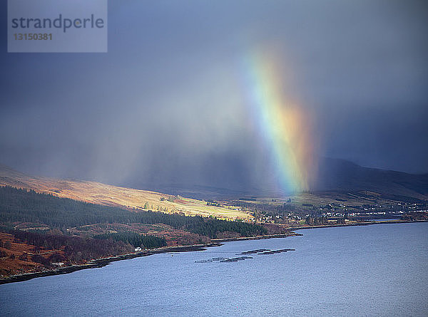Regenbogen über einem See  Assynt  Schottland  UK