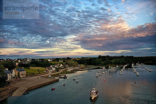 Sonnenuntergang über Booten in der Normandie  Frankreich