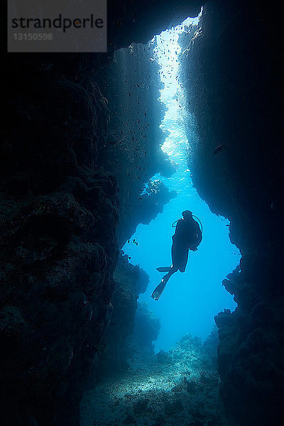 Taucher in Unterwasserhöhle