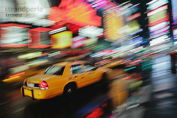 Gelbes Taxi auf dem Times Square NYC bei Nacht