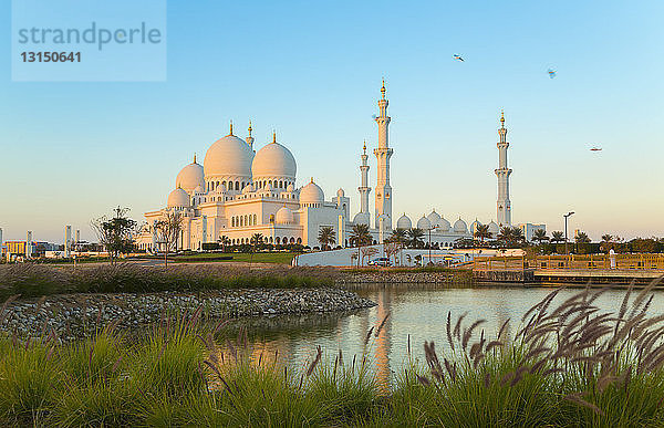 Sheikh-Zayed-Moschee bei Tageslicht  Abu Dhabi  Vereinigte Arabische Emirate