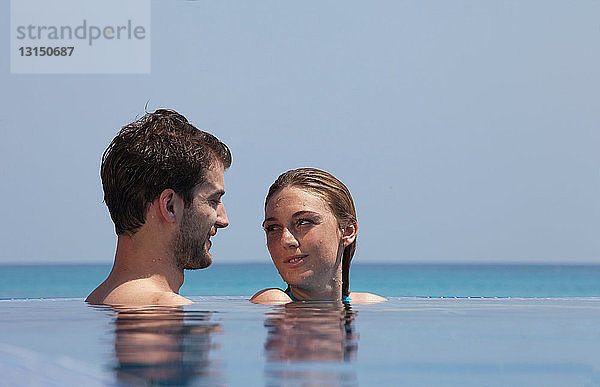 Ehepaar entspannt sich im Infinity-Pool