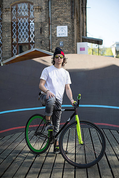 Porträt eines männlichen Radfahrers im städtischen Velodrom  Riga  Lettland