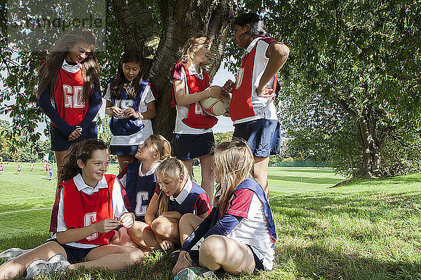 Teenager-Schülerinnen-Netzballteam macht eine Pause
