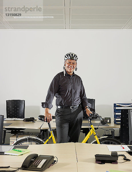 Porträt eines Mannes mit Fahrrad