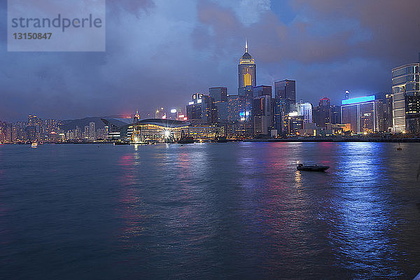 Hongkong  Victoria Harbor  bei Nacht