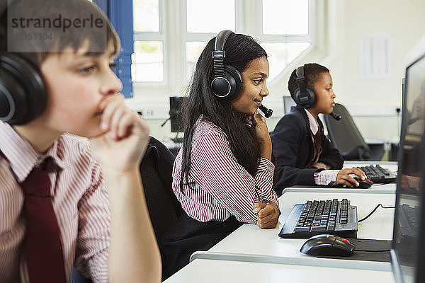 Schüler benutzen Computer im Klassenzimmer