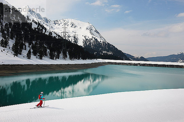 Einsamer Skifahrer an See und Berg  Kuhtai  Österreich