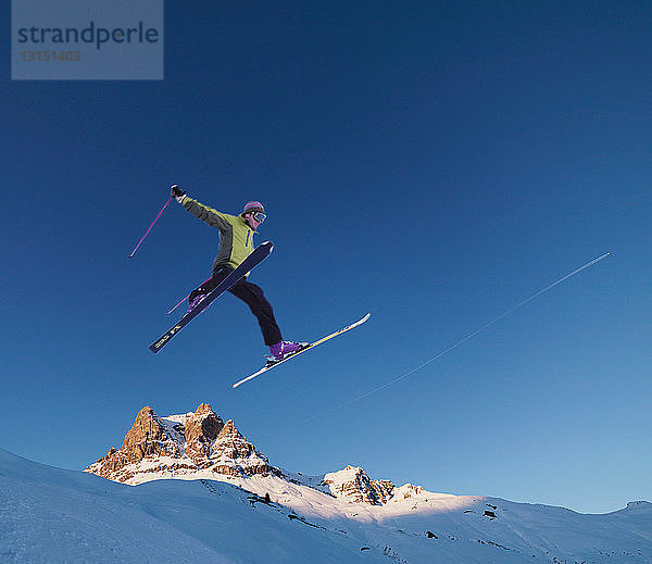 Skifahrer springen über die Skyline