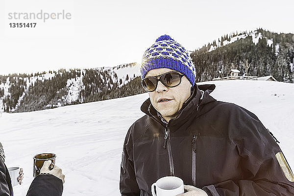 Freunde genießen einen Kaffee im verschneiten Achenkirch  Tirol  Österreich