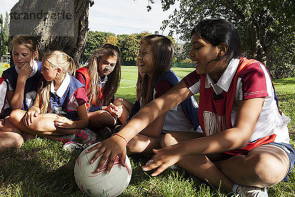 Teenager-Schülerinnen-Netzballteam entspannt sich in der Pause
