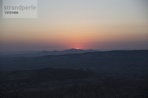 Silhouettierte Landschaft bei Sonnenuntergang  Kappadokien  Anatolien  Türkei