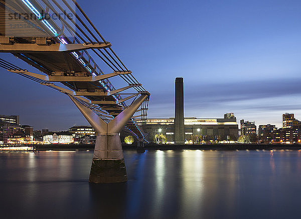 Millennium Bridge und Tate Modern bei Nacht  London  Vereinigtes Königreich