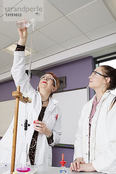 Schüler und Lehrer bei der Arbeit im Chemielabor