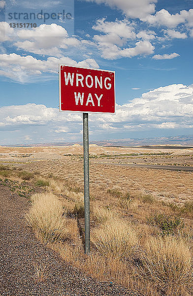 Schild Falsche Richtung am Straßenrand  Utah  USA
