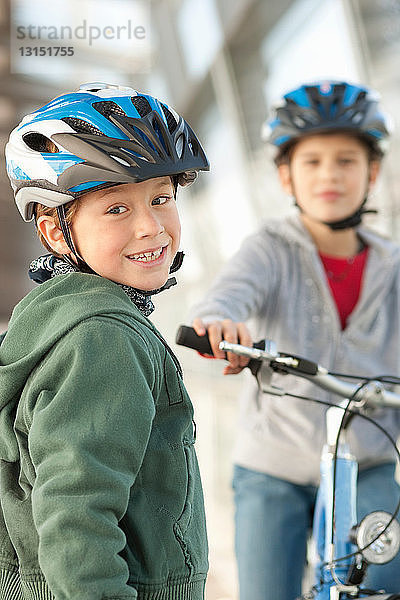 Sprechende Kinder auf Fahrrädern im Tunnel