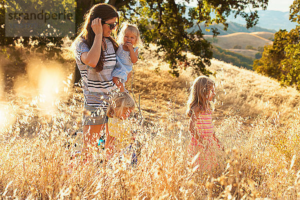 Mutter und Töchter beim Spaziergang  Mount Diablo State Park  Kalifornien  USA