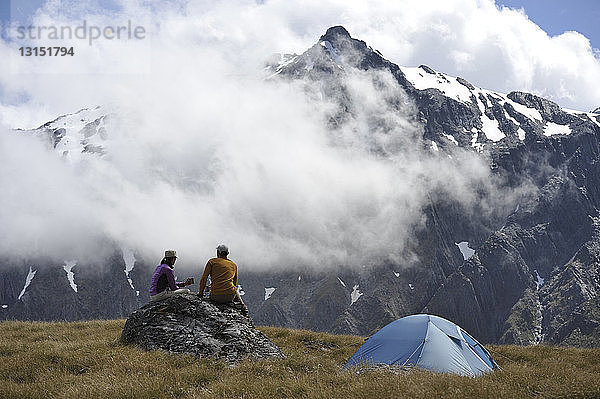 Pärchen beim Zelten in den Bergen  Neuseeland