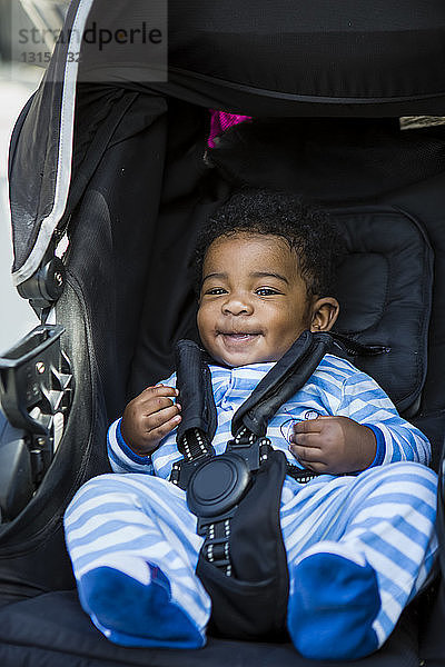 Kleiner Junge im Kinderwagen