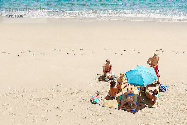 Gruppe von Menschen beim Sonnenbaden am Strand