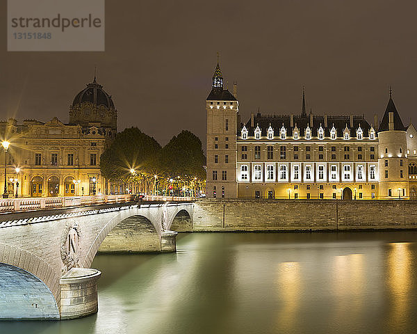 Blick auf das beleuchtete Musee de la Conciergerie und die Pont au change bei Nacht  Paris  Frankreich