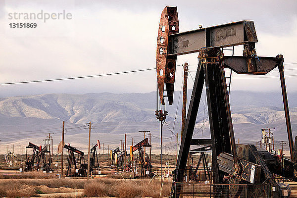 Bohrtürme in einer Ölquelle  Kalifornien