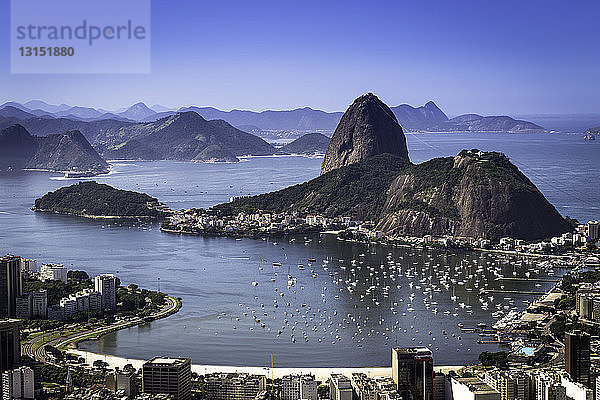 Erhöhter Blick auf den Zuckerhut und die Guanabara-Bucht  Rio de Janeiro  Brasilien
