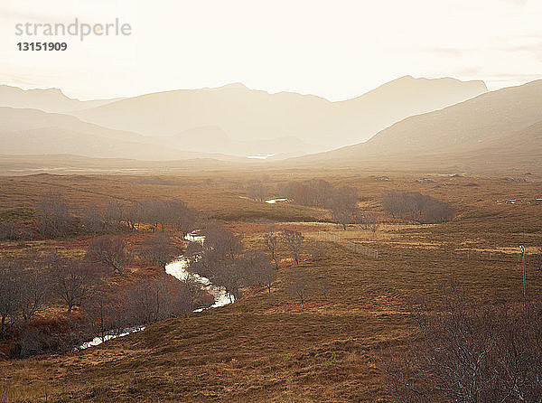 Blick auf einen gewundenen Fluss und Berge  nordwestliche Highlands  Schottland  UK