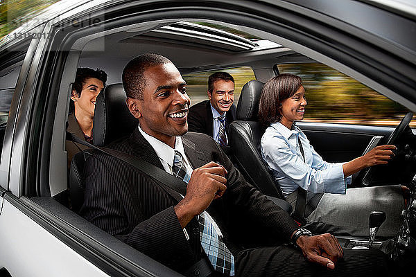 Geschäftsleute und Frauen  die mit dem Auto zur Arbeit fahren