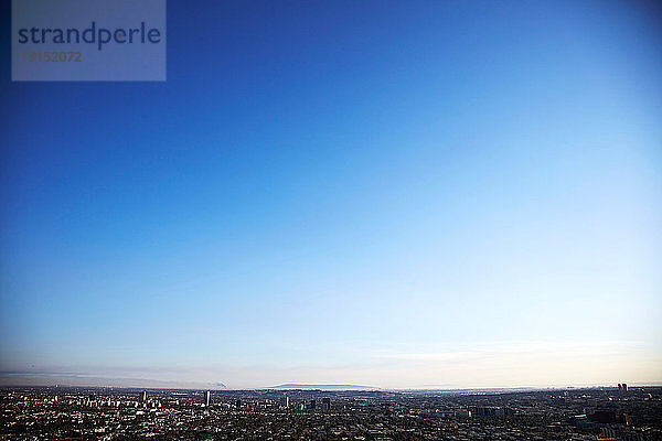 Stadtbild und klarer blauer Himmel  Los Angeles  Kalifornien  USA