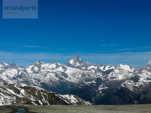 Verschneites Gebirge