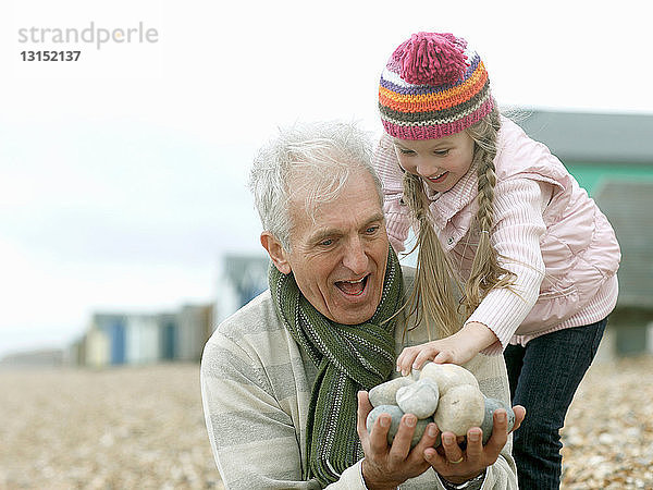 Großvater und Enkelin am Strand