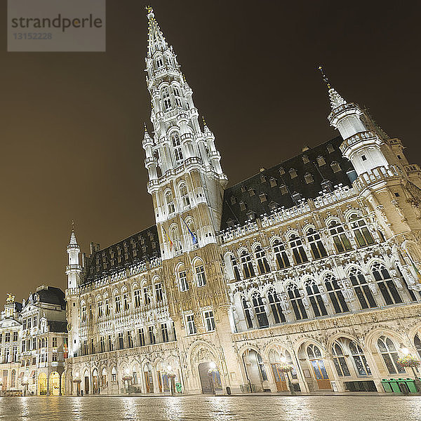 Blick auf das Hotel de Ville am Grand Place bei Nacht  Brüssel  Belgien