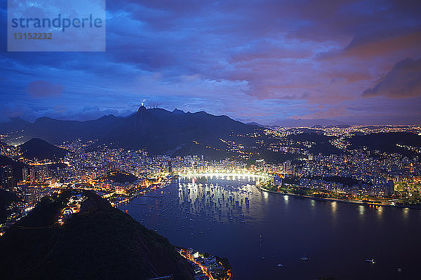 Blick auf Hafen und Küste vom Zuckerhut bei Nacht  Rio De Janeiro  Brasilien
