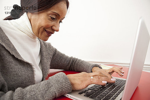 Geschäftsfrau arbeitet an einem Laptop