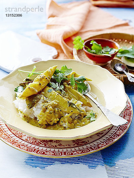 Hochformatige Ansicht von Mango-Curry und Reis aus Sri Lanka  garniert mit Koriander