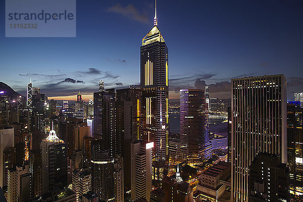 Luftaufnahme der Stadt bei Nacht  Hongkong  China