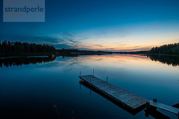 See und Holzsteg in der Morgendämmerung  Skelleftea  Lappland  Schweden