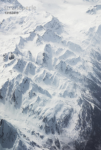 Luftaufnahme von schneebedeckten Bergen  Schweizer Alpen  Schweiz